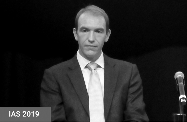 Foto: Liz Highleyman Daniel Stieh, apresentando o estudo ASCENT, na IAS 2019